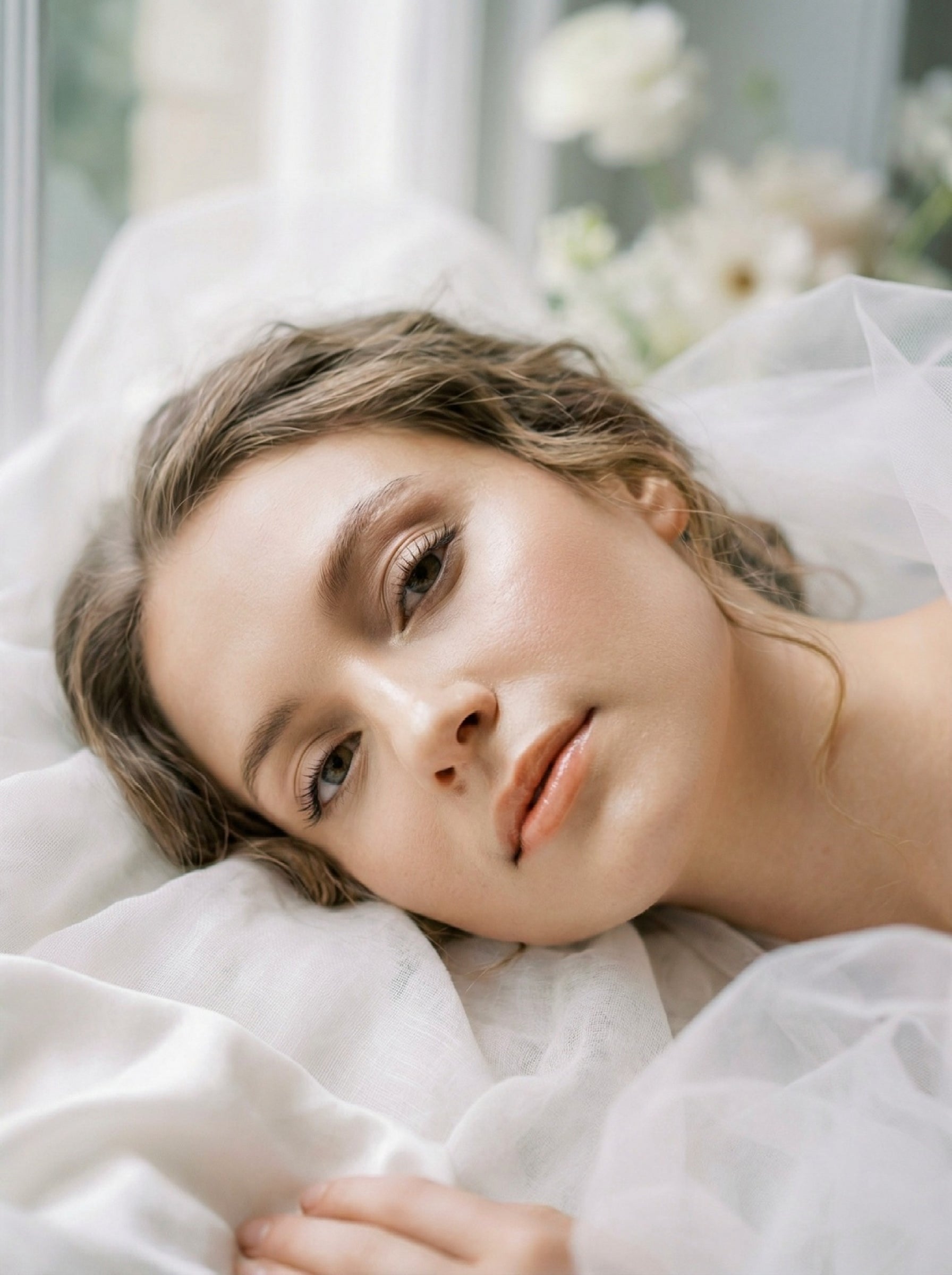 Diffused eye makeup for bride with seamless blending and neutral tones